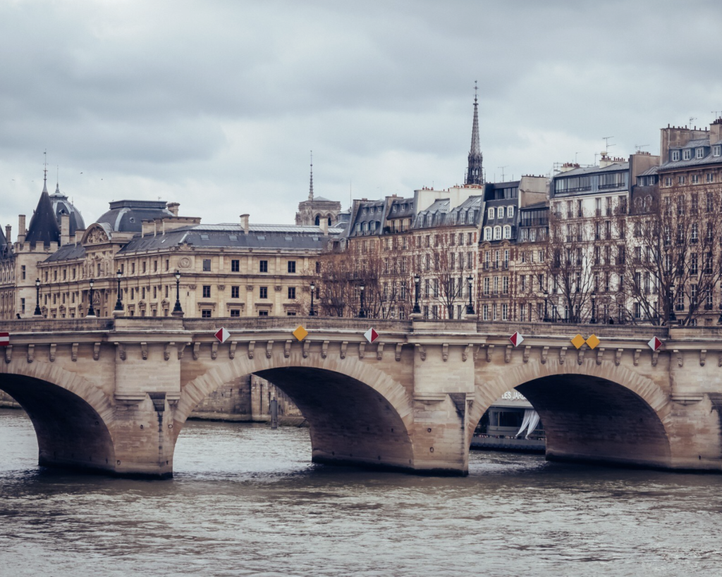 Mejores Tours Baratos en París 2026: Louvre, Torre Eiffel y Más