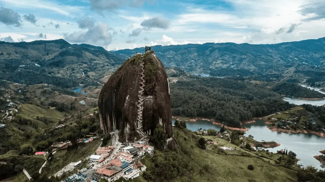 Embalse de Guatapé y la Piedra del Peñol desde el aire