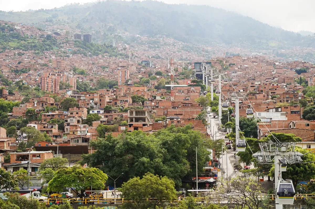 Metrocable línea K sobre los barrios de Medellín