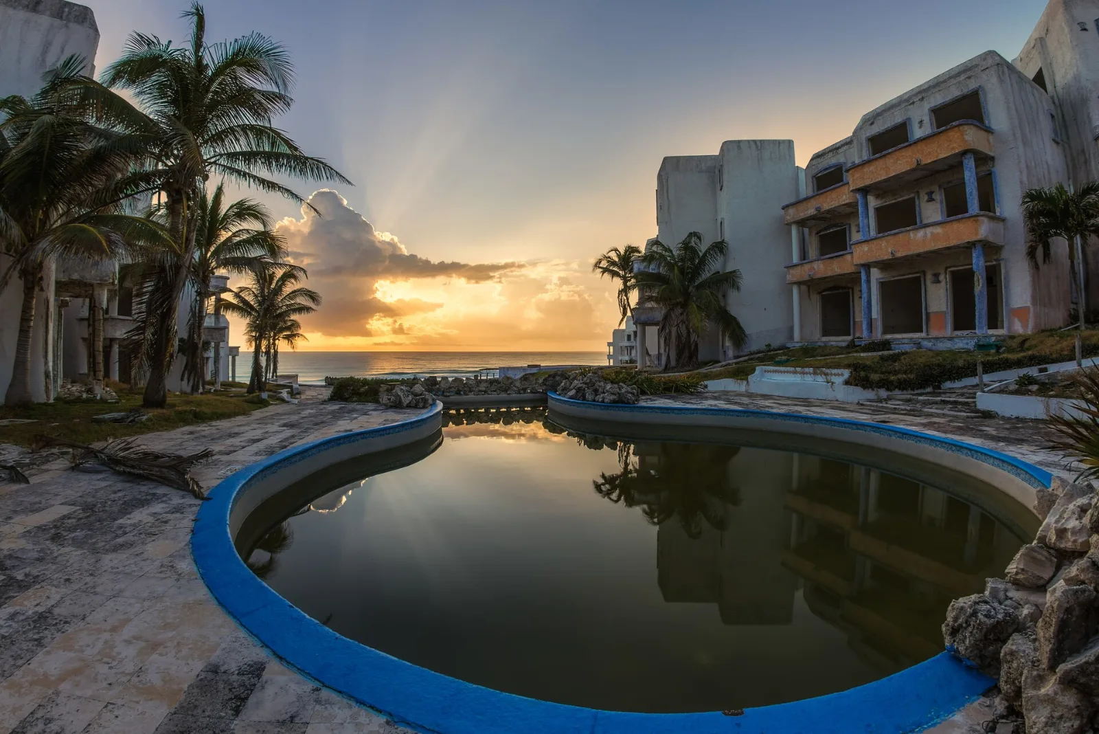 Piscina de un resort en Cancún al amanecer