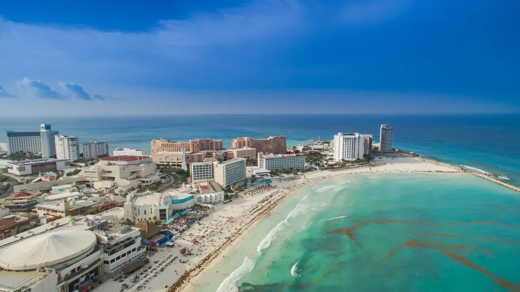 Vista aérea de la Zona Hotelera de Cancún y su playa de arena blanca